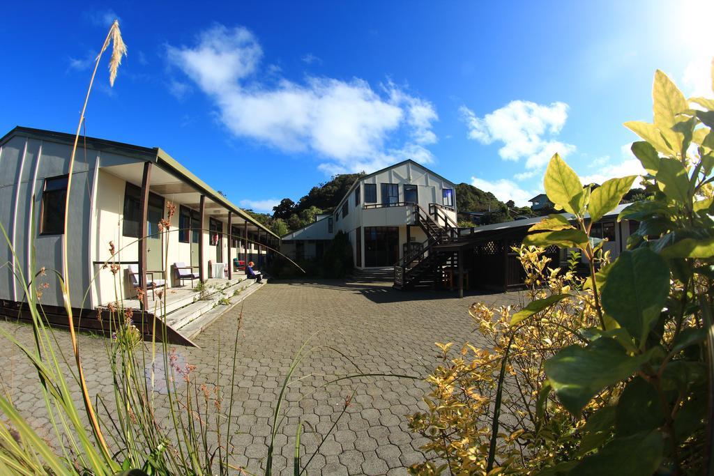 Stewart Island Backpackers Vandrarhem Half-moon Bay Exteriör bild
