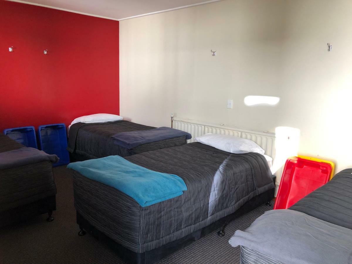 Stewart Island Backpackers Vandrarhem Half-moon Bay Exteriör bild