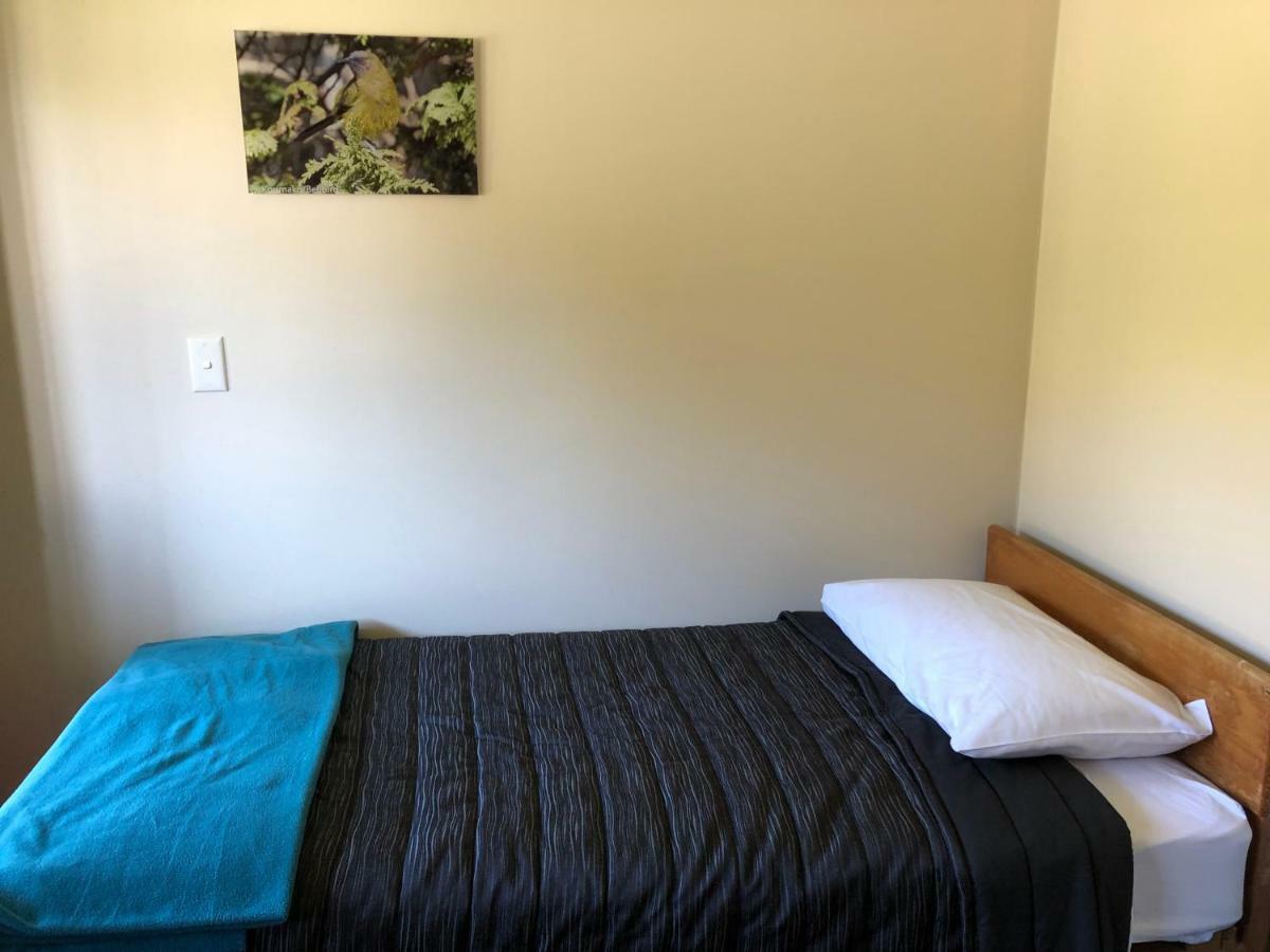 Stewart Island Backpackers Vandrarhem Half-moon Bay Exteriör bild