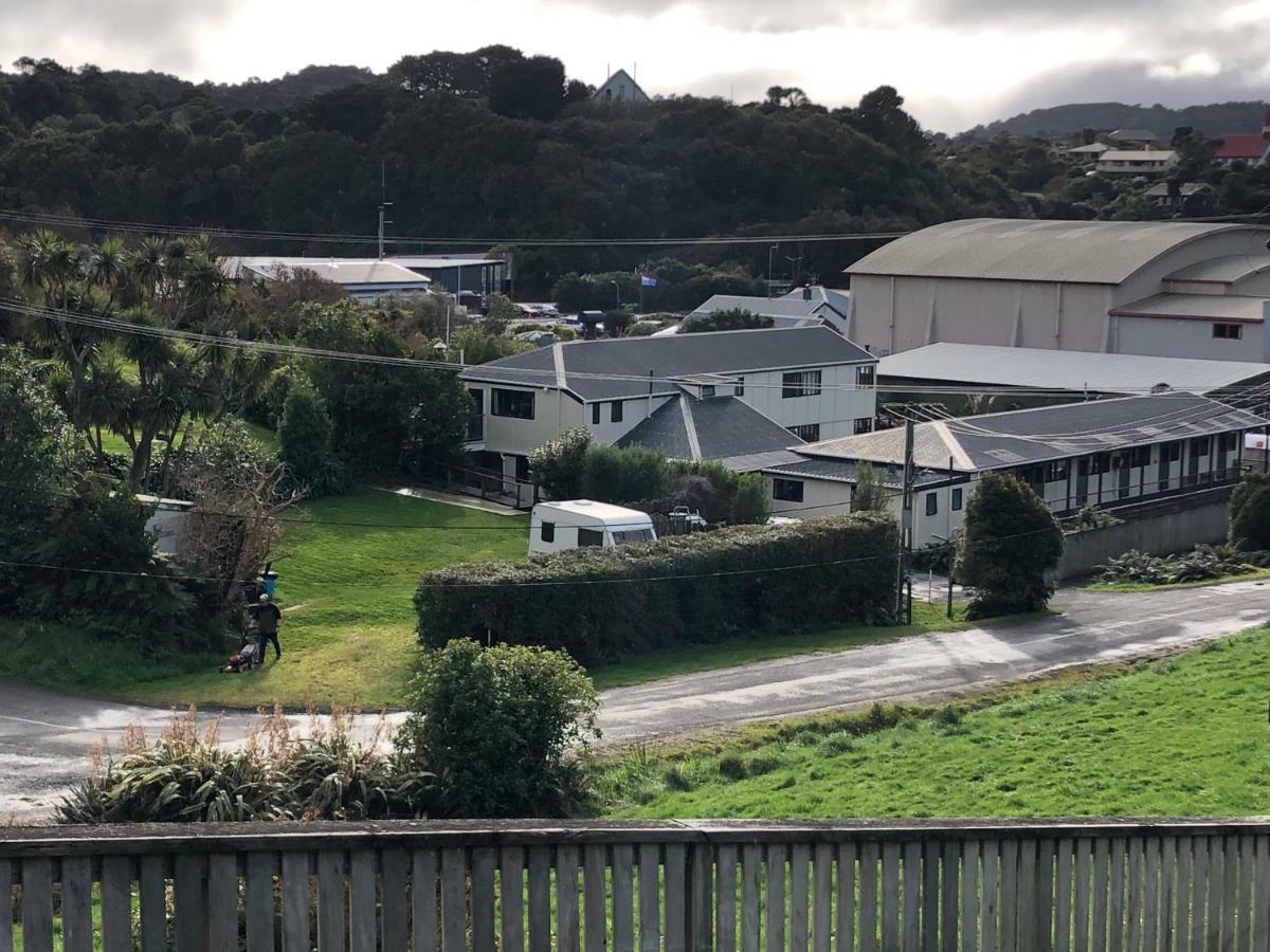 Stewart Island Backpackers Vandrarhem Half-moon Bay Exteriör bild